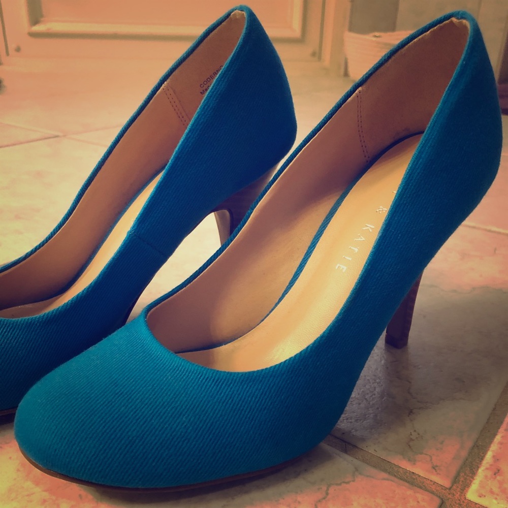 Turquoise blue fabric pumps with stacked heel